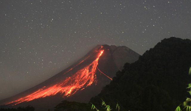 Endonezya'da Merapi Yanardağı patladı