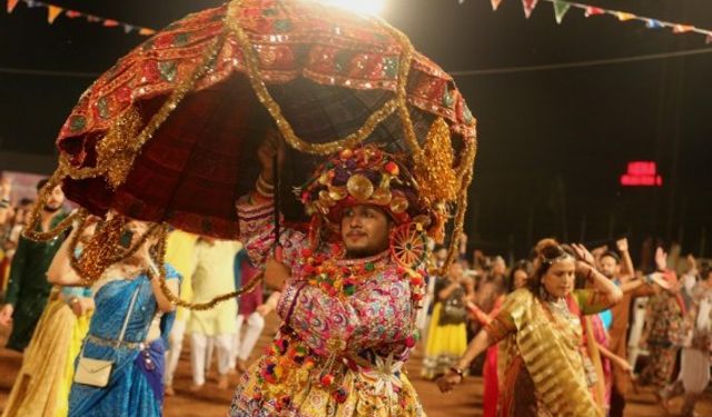 Hindu festivali Navratri, Hindistan'da şarkı ve danslarla kutlandı