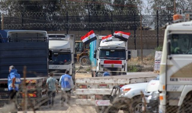 Refah sınır kapısından geçen 60 tırlık konvoy Gazze'ye yardım götürüyor