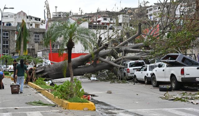 Meksika'daki Otis Kasırgası'nın ardından 300'ü aşkın yabancı uyruklu kişi tahliye edildi