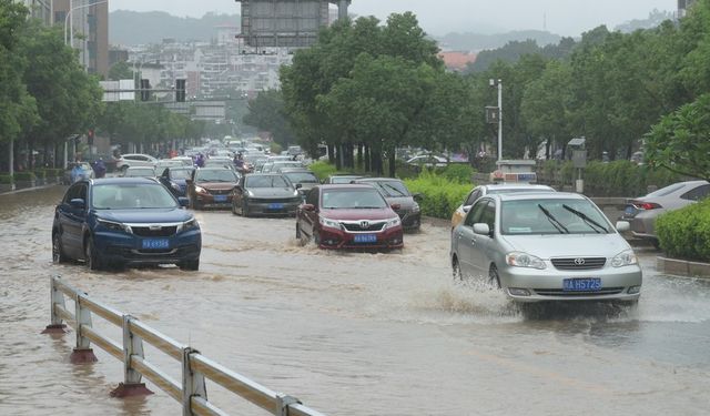 Çin'de Koinu Tayfunu için sarı alarm verildi