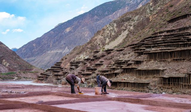 Tibet tuz tarlaları hem geçim kaynağı hem de turistik cazibe noktası