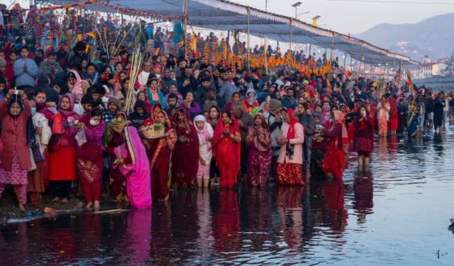 Chhath festivalini kutlayan Nepalliler, Bagmati Nehri kıyısında adaklar adadı