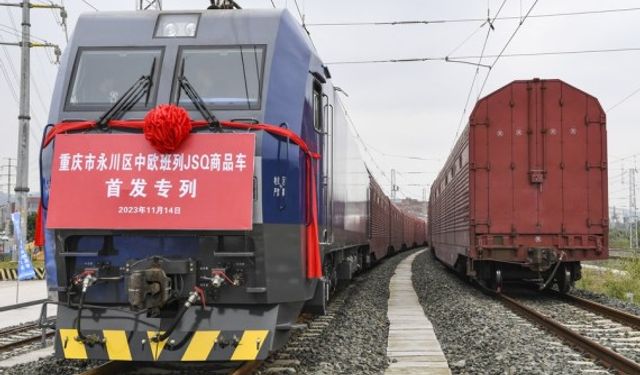 Çin'in Chongqing kentinden Avrupa'ya gidecek ticari otomobil yüklü tren yola çıktı