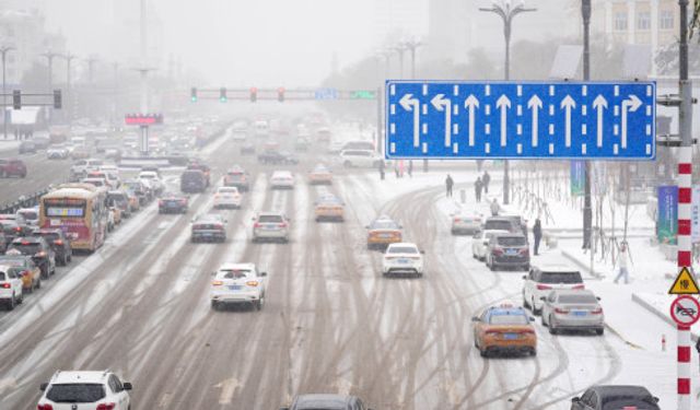 Çin'in Harbin kenti yoğun kar yağışının etkisi altına girdi