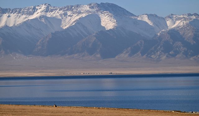 Çin'in Xinjiang bölgesinde yer alan Sayram Gölü'nün muhteşem manzarası