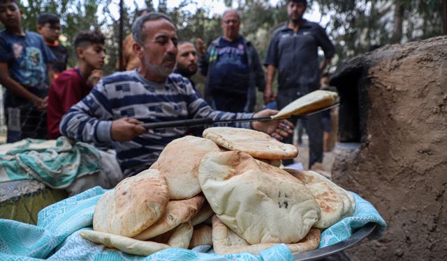 Gönüllüler, yerinden edilmiş Filistinliler için ekmek pişiriyor