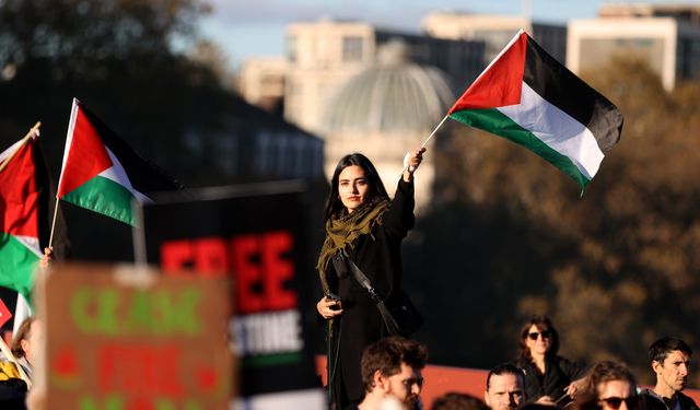 Londra'da Filistin yanlısı mitinge katılan yüzbinlerce kişi Gazze'de ateşkes istedi