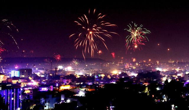 Hindistan'daki Diwali kutlamalarında havai fişekler gökyüzünü aydınlattı