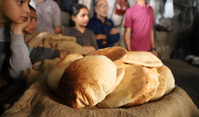 Gazze'deki Filistinliler ekmek alabilmek için uzun kuyruklar oluşturuyor