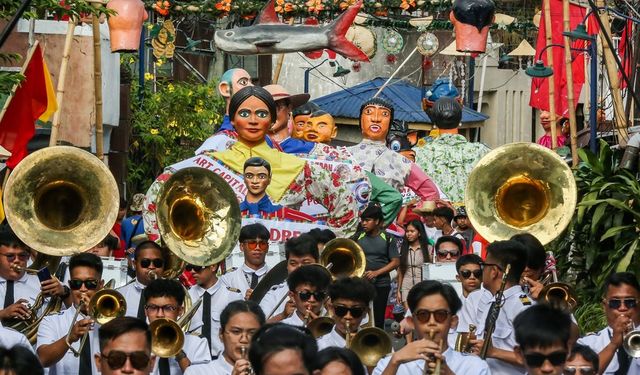 Filipinler'de Devler Festivali renkli görüntülere sahne oldu