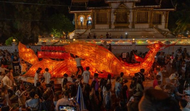 Laos'ta Yüzen Işık Tekneleri Festivali kutlandı