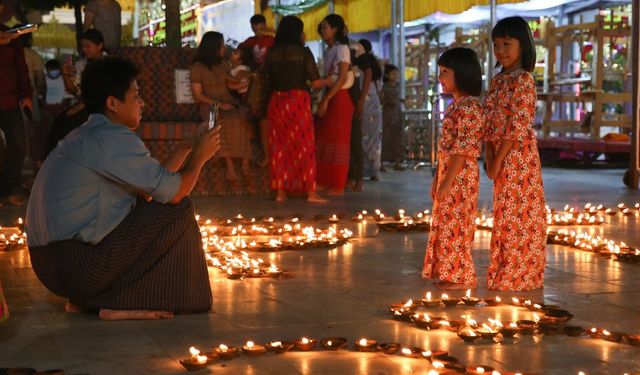 Myanmar'da kutlanan Işık Festivali renkli görüntülere sahne oldu