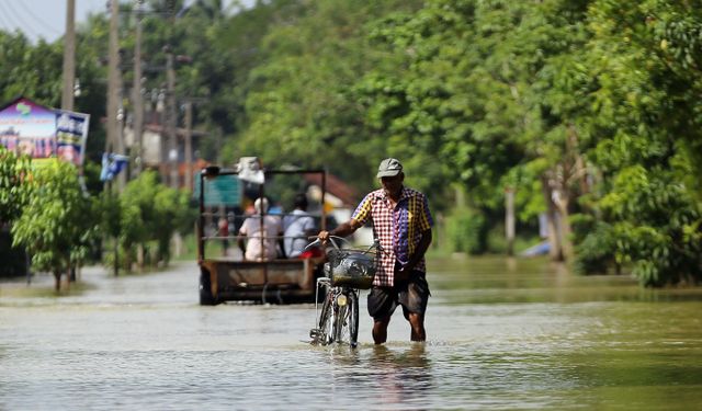 Sri Lanka'da kötü hava koşulları günlük yaşamı etkiliyor