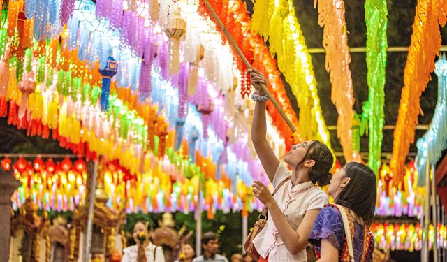 Tayland'da düzenlenen fener festivali turistlerin ilgi odağı oldu