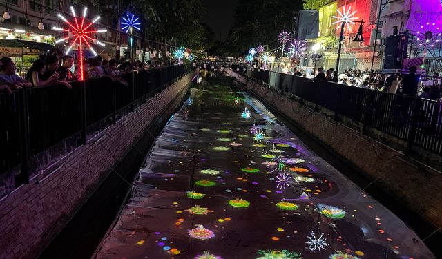 Tayland'daki Loy Krathong Festivali dijital ışıklarla renklendi