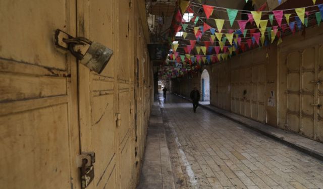 Filistin'in Nablus kentinde dükkanlar kepenk kapatarak İsrail'i protesto etti