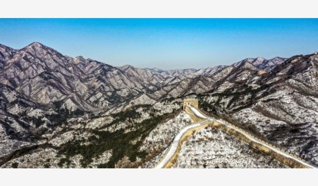 Çin Seddi'nin Badaling bölümü beyaza büründü