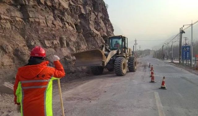 Çin'de depremden etkilenen bölgelere giden otoyollar yeniden trafiğe açıldı