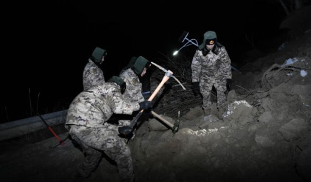 Çin'deki deprem kurtarma çalışmalarına askerler de katıldı