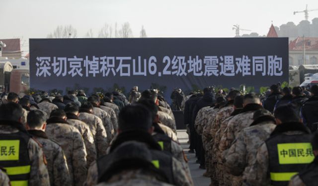 Çin'in Gansu eyaletindeki depremde hayatını kaybedenler için saygı duruşunda bulunuldu