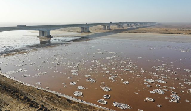 Çin'in İç Moğolistan bölgesindeki Sarı Nehir'den kış manzarası