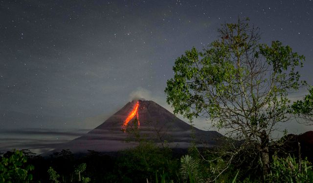 Endonezya'da Merapi Yanardağı volkanik madde püskürttü