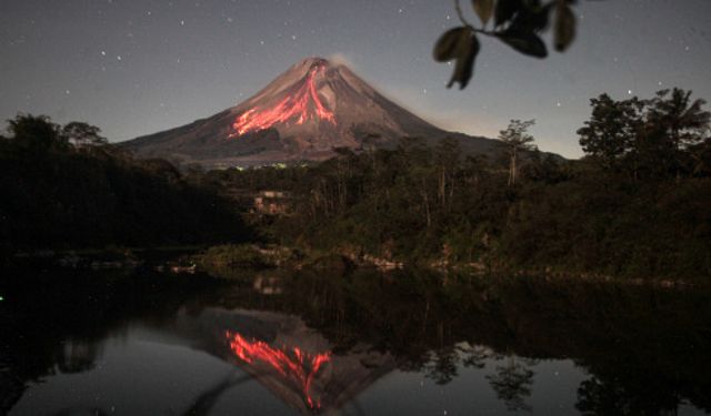 Endonezya'daki Merapi Yanardağı lav püskürtmeye devam ediyor