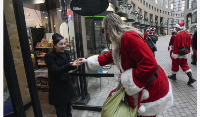 Kanada'da SantaCon Günü'nden renkli görüntüler