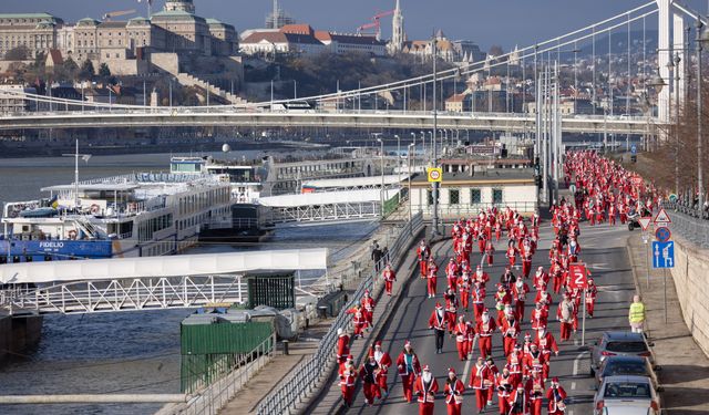 Macaristan'da Noel Baba Koşusu'na 2.000 kişi katıldı