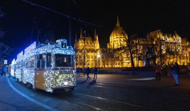 Macaristan'ın başkentindeki nostaljik tramvay yılbaşı için ışıklandırıldı