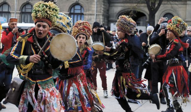 Romanya'da düzenlenen kış gelenek ve görenek festivali renkli görüntülere sahne oldu