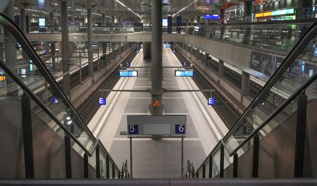 Almanya'da makinistlerin grevi nedeniyle demiryolu ulaşımı aksadı