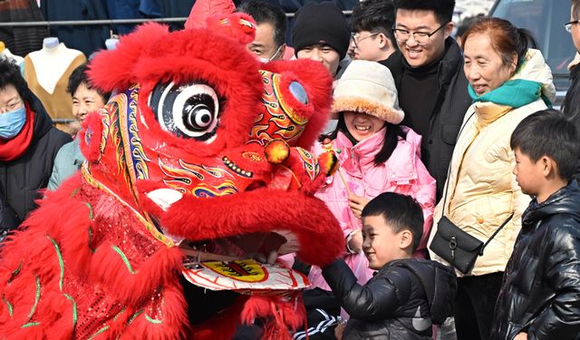 Çin'in Qingdao kentindeki geleneksel pazar, Bahar Bayramı öncesinde ziyaretçilerin akınına uğradı