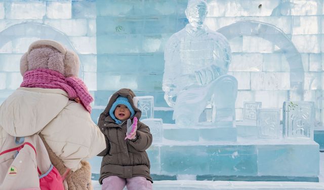 Çin'in Harbin Buz ve Kar Dünyası'nda Terracotta Savaşçılarının buzdan heykelleri büyük ilgi topladı