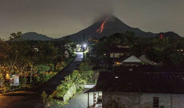 Endonezya'nın Merapi Yanardağı'nda volkanik hareketlilik sürüyor