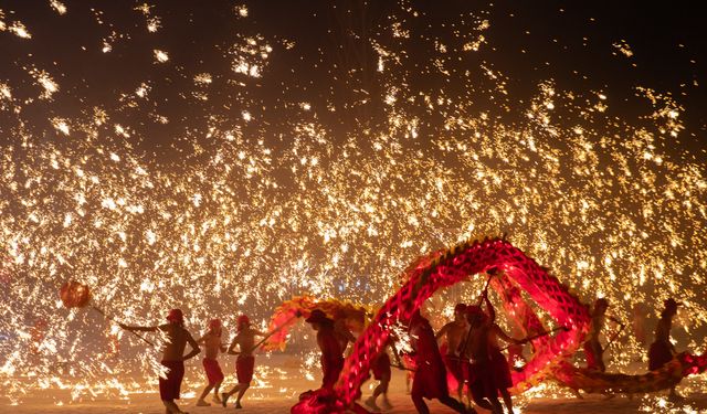 Harbin'de ateş ejderhası dansı izleyenleri büyüledi