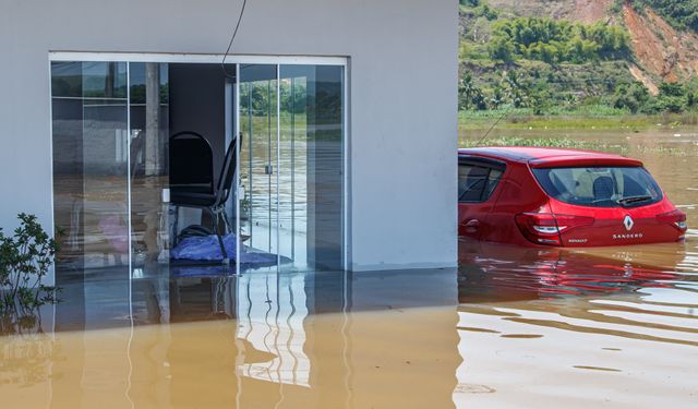 Brezilya'yı vuran fırtına sonrasında bazı bölgeler sular altında kaldı