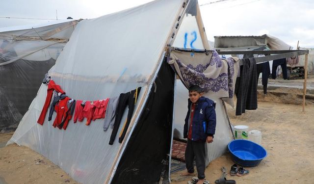 Filistinliler Refah kentindeki derme çatma çadırlarda yaşam mücadelesi veriyor