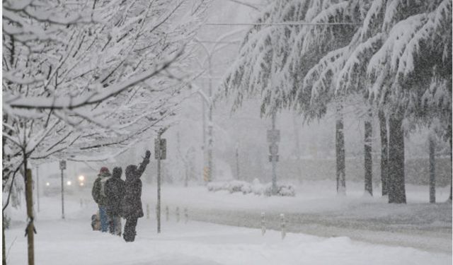 Kanada'nın bazı bölgelerinde kar yağışı ulaşımda aksamalara neden oldu