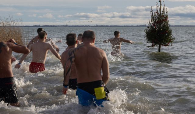 Macaristan'da halk yeni yılı Balaton Gölü'nün soğuk sularında kutladı