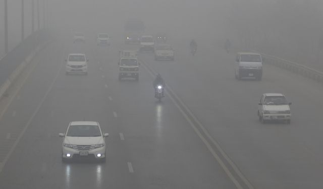 Pakistan'da yoğun sis yaşamı olumsuz etkiledi