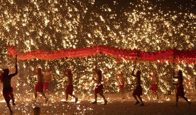 Harbin'de turistler için ateş ejderhası dans gösterisi düzenlendi