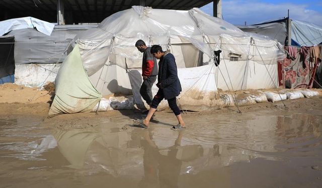 Gazze'de yağan yağmur sonrası sivillerin yaşadığı çadırları su bastı Image Carouse