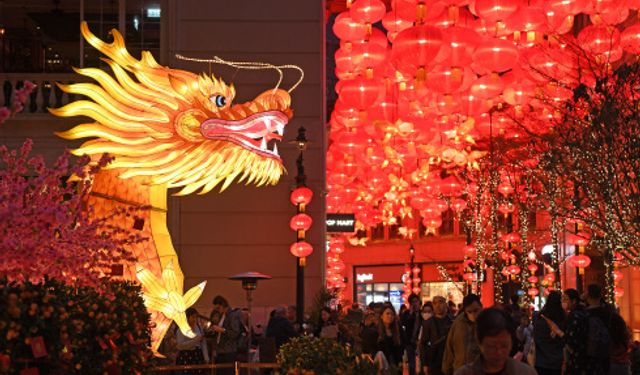 Hong Kong'da caddeler Bahar Bayramı süslemeleriyle renklendi