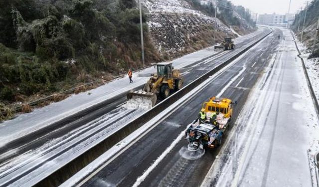 Çin, olumsuz hava koşullarından etkilenen eyaletlerde sorunsuz trafik akışı için 19 milyon dolar tahsis etti