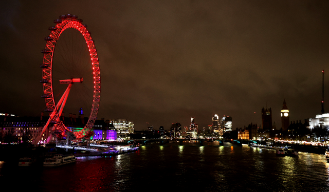 London Eye, Çin Yeni Yılı kutlamaları için kırmızı ışıklarla aydınlatıldı