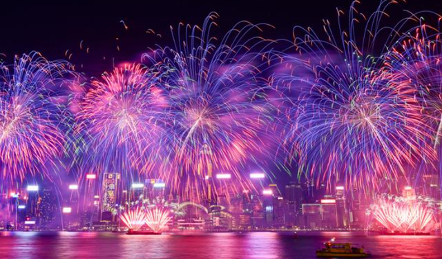 Çin'in Bahar Bayramı Hong Kong'da havai fişeklerle kutlandı