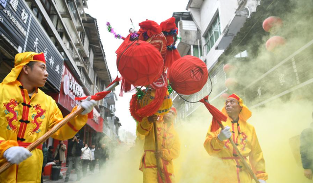 Çin'de Gelao etnik grubundan insanlar Maolong Festivali'ni kutladı