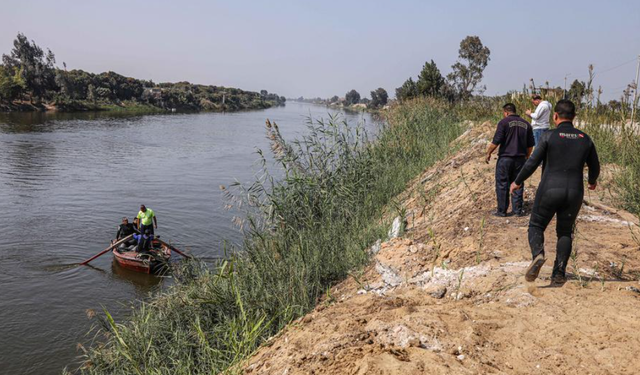 Nil Nehri'nde alabora olan feribotta 3 kişi hayatını kaybetti